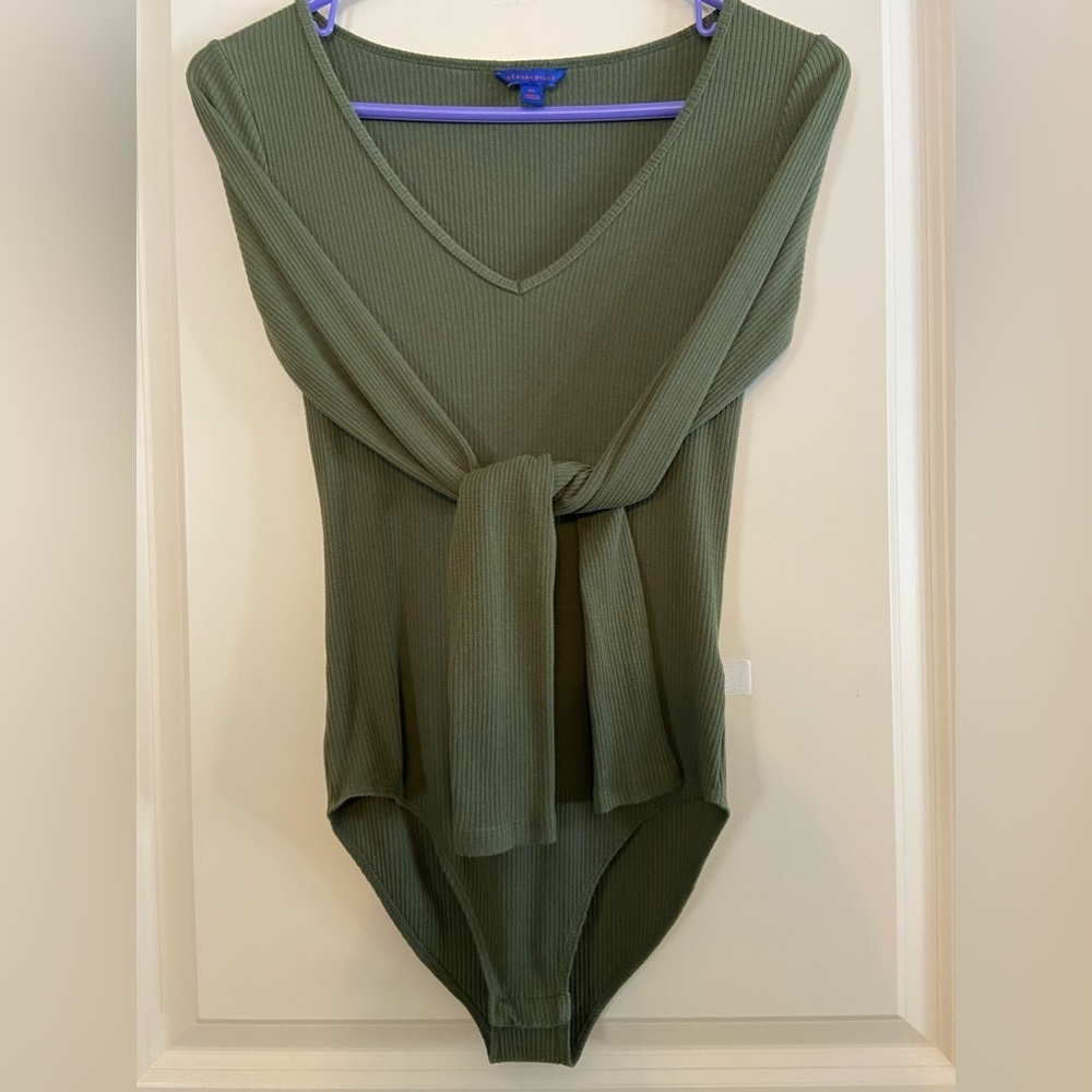 Aeropostale GUC Sz-XS Ribbed Bodysuit-3 Small Snaps-Long Sleeves, Low V-Neckline